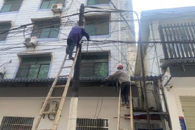 淯溪镇：清理空中“蜘蛛网”  还天空“无线”美