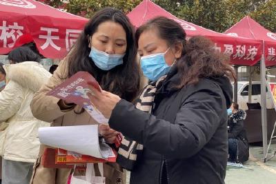 河溶镇：春风送岗 助力就业