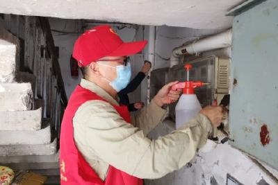 【创城正“当”时】市人民医院全面整治包联小区“非法小广告”