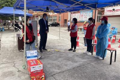 当阳市银行业金融机构走访慰问一线疫情防控工作人员