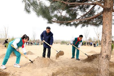 习近平参加首都义务植树活动