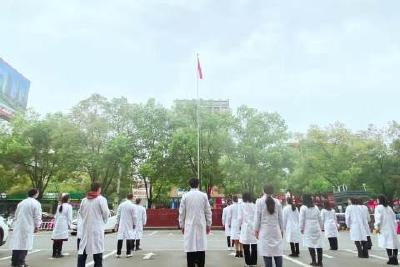【精神文明创建活动宣传阐释·文明实践】当阳市中医医院举行升国旗仪式