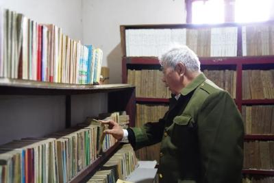 他用一屋子的“宝贝”将岁月留存