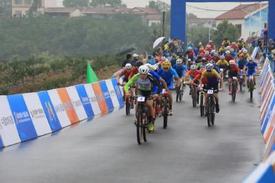 半月：疾风，劲草，凤凰又落新雨早！