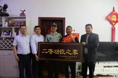市人武部与退役军人事务局为立功军人家属送喜报