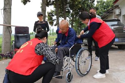 【宣传阐释社会主义核心价值观】市残联集中发放残疾人辅助器具