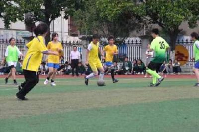 市实验中学：开展校园足球联赛 落实双减政策