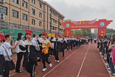 【宣传阐释社会主义核心价值观】市职教中心举行2022年成人礼仪式