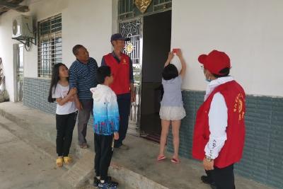 【宣传阐释社会主义核心价值观】半月镇燎原村开展“小手拉大手”卫生评比活动