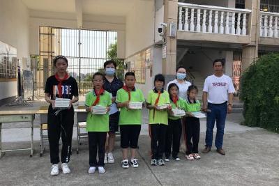 【宣传阐释社会主义核心价值观】爱心捐赠迎“六一”百余册书送小学