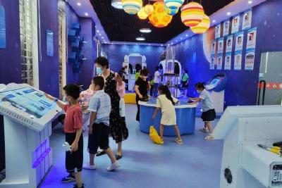 【宣传阐释社会主义核心价值观】科技馆里过“六一”