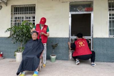 志愿服务进村居 扶贫帮困暖民心