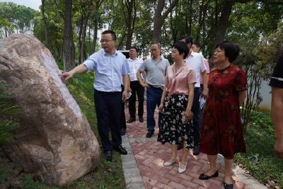 兴山县人大常委会一行到我市考察文化建设情况