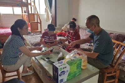 【宣传阐释社会主义核心价值观】东群村开展“爱心助成长 留守不孤单”留守儿童关爱活动