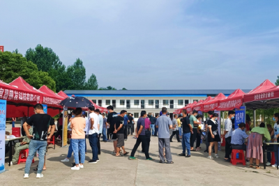 玉泉街道与市人社局联合举办大型招聘会