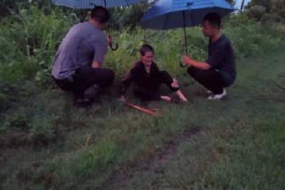 【下基层、察民情、解民忧、暖民心】干部雨中查险意外救下一老妪