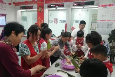 【我们的节日·端午】 半月镇中心小学开展“迎端午包粽子”活动