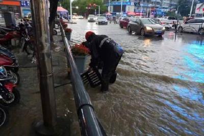 市住建局：全员出动抗内涝 全力以赴保平安