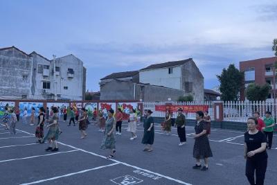 坝陵街道群力村新时代文明实践站开展广场舞健身活动