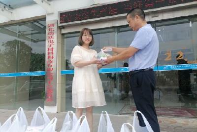 坝陵街道工会联合会开展夏日“送清凉”活动