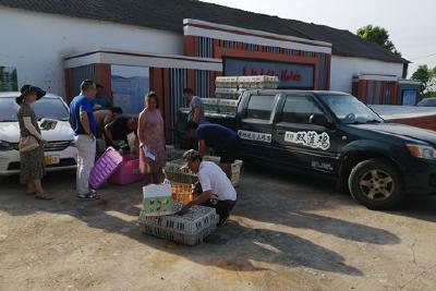 发放爱心鸡苗 助力乡村振兴