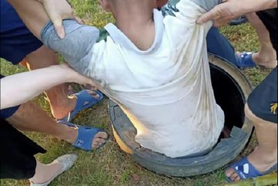 男子失足跌落深井 保安群众合力施救