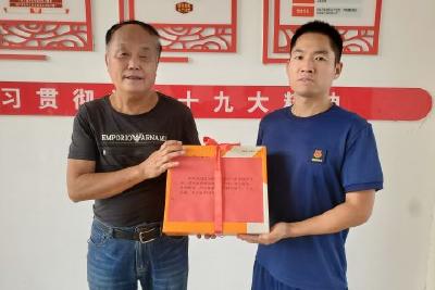 一针一线传大爱 暖心鞋垫送祝福