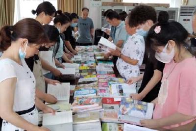 玉泉街道农家书屋“百姓点单”进社区