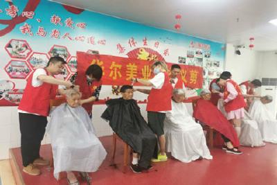 当阳市华尔义剪志愿服务队开展爱心义剪活动