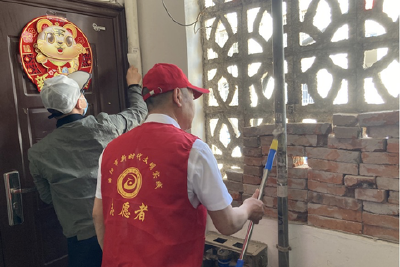 “红马甲”扮靓文明风景线