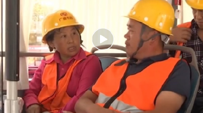 42度高温，他脱鞋上公交，为了….