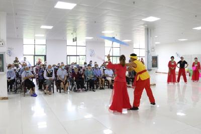 王店镇：志愿服务走进福利院  集体生日温暖老人心