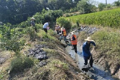 半月镇：清淤抗旱保丰收 为抗旱一线人员送清凉
