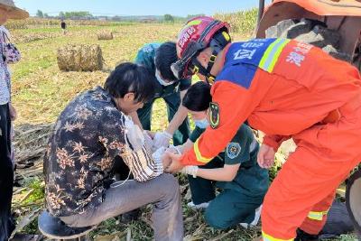 男子手卡粉碎机 当阳站紧急破拆助脱困