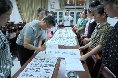 【清廉当阳】娘娘庙社区开展“清风正气 从家出发”家庭助廉书法活动