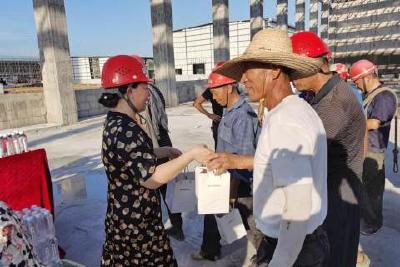 市招商局到上海冠毓项目一线送清凉