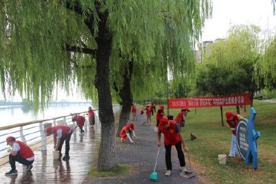 当阳生态环境分局开展“擦亮公园 美化环境”环保志愿服务活动