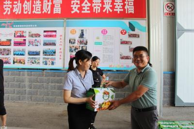 玉阳街道：夏日送清凉 关爱沁人心