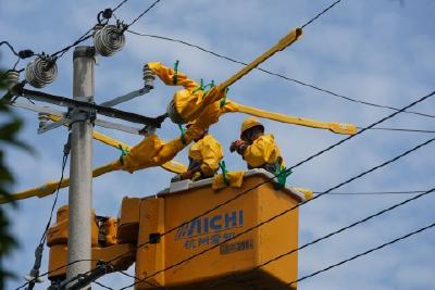 【宣传阐释社会主义核心价值观】国网当阳供电公司：“小黄人”带电作业保障抗旱用电