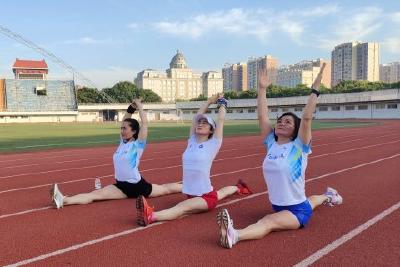 市登山协会联合长跑协会开展“全民健身，你我同行”集体户外活动