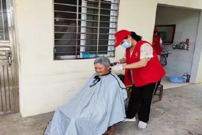 市民政局开展关爱“空巢老人”活动