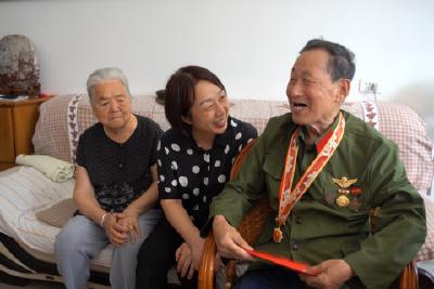 市军休所举行军队退休干部许琦移交安置仪式