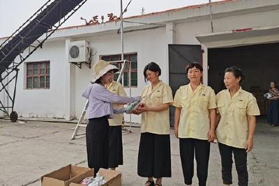 炎炎夏日送清凉 丝丝关爱暖人心