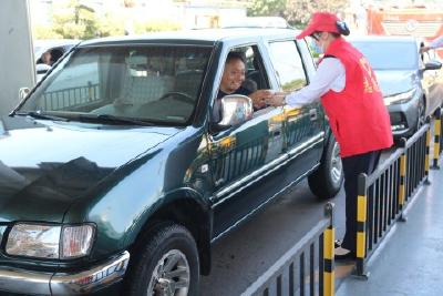 炎炎夏日送清凉  为民服务显真情