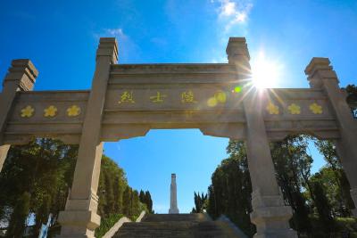 “八一”慰问送关怀  军民鱼水一家亲