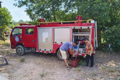 王店镇：连续高温用水难 进村送水解民忧