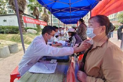 【宣传阐释社会主义核心价值观】志愿不打烊 服务暖民心