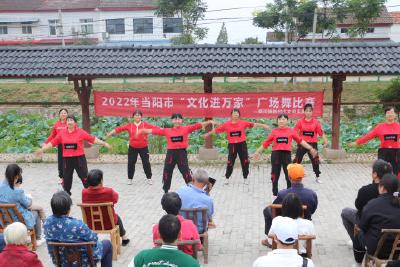 两河镇新时代文明实践所线上线下开展“文化进万家”广场舞活动