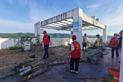 市委政法委：集中清理楼顶杂物