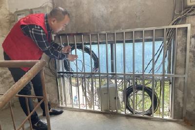 【筑堡工程】装设楼道防护隔窗 筑牢宜居安全防线